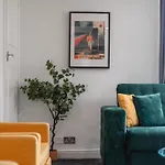 Luxurious 1-Bedroom Penthouse On Oxford Street 11G