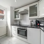 Luxurious 1-Bedroom Penthouse On Oxford Street 11G