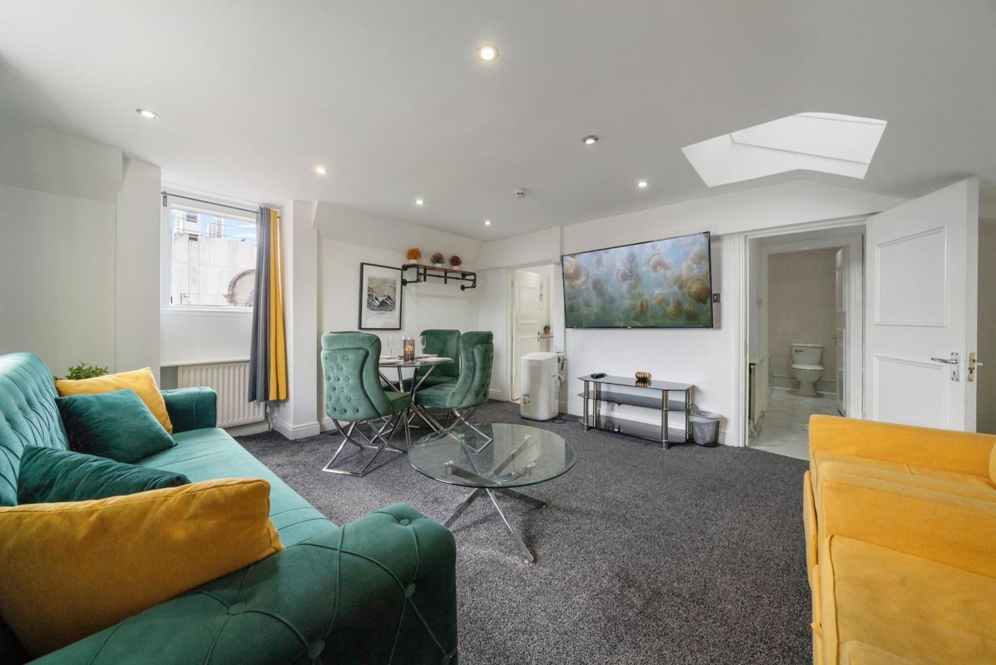 Luxurious 1-bedroom Penthouse On Oxford Street 11g Apartment